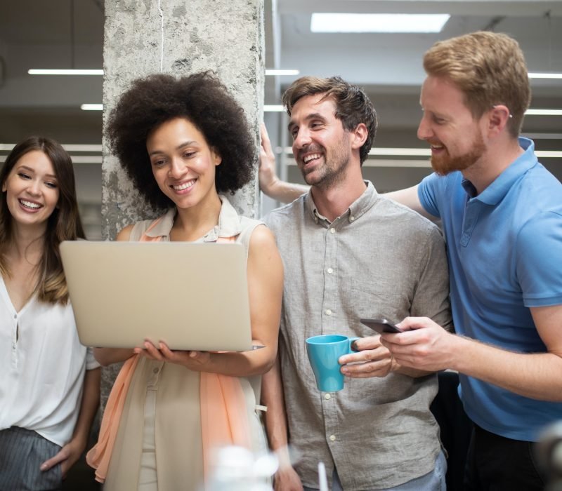 Équipe de jeunes professionnels travaillant ensemble sur un projet, représentant l'esprit collaboratif de Legal Corners